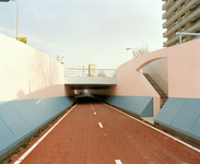 822645 Gezicht in de nieuwe fietstunnel onder het Europaplein te Utrecht vanuit de Beneluxlaan.